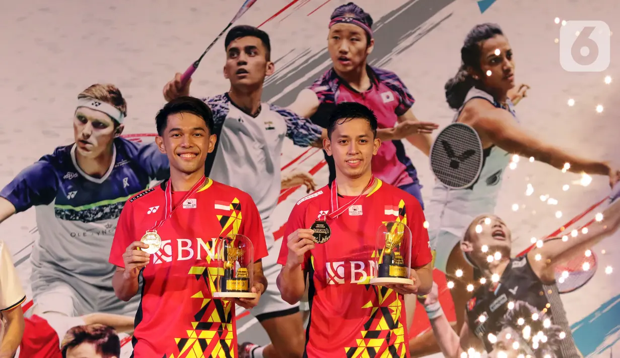 Pebulu tangkis ganda putra Indonesia, Fajar Alfian/Muhammad Rian Ardianto berpose bersama usai memenangi laga Final Indonesia Masters 2022 melawan Liang Wei Keng/Wang Chang (China) di Istora Senayan, Jakarta, Minggu (12/6/2022). Fajar/Rian menjadi Juara Ganda Putra Indonesia Masters 2022 setelah unggul 21-10, 21-17. (Liputan6.com/Helmi Fithriansyah)