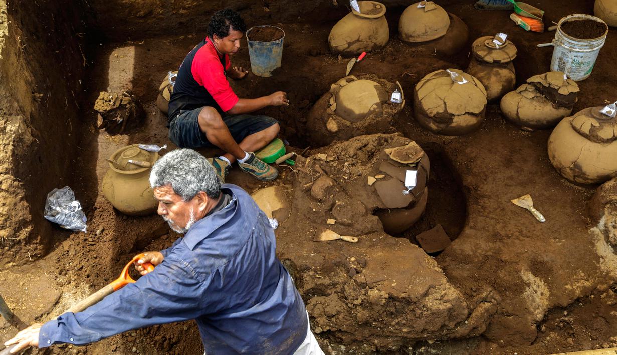Pekerja Nicaraguan Institute of Culture (INC) menggali puluhan tembikar yang ditemukan di situs pemakaman zaman pra-Kolombia berusia lebih dari 1.200 tahun di lokasi pembangunan Stadion Bisbol Nasional yang baru di Managua, Selasa (20/6). (INTI OCON/AFP)
