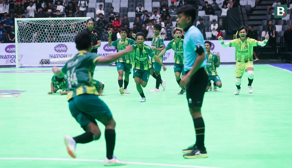 Tim futsal putra SMK Medika Samarinda berhasil menjuarai AXIS Nation Cup 2024 yang berlangsung di Indonesia Arena, GBK, Jakarta, Sabtu (16/11/2024). (Bola.com/Muhammad Iqbal Ichsan)