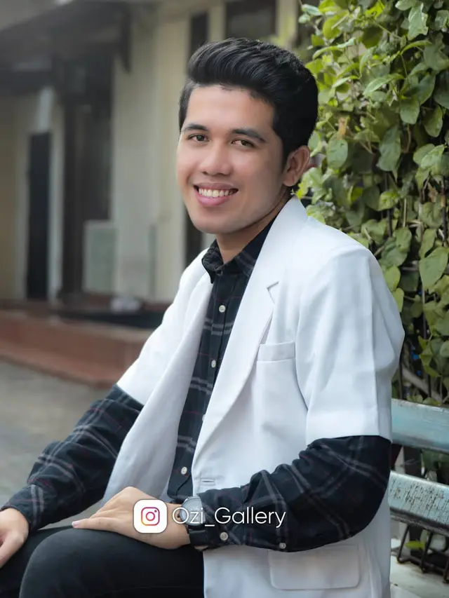 Jadi Dokter Muda, Ini 5 Potret Iqhbal Juara LIDA 2021 saat Pakai Jas Putih