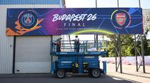 Pekerja melakukan persiapan jelang laga final liga Champions antara PSG vs Arsenal di Puskas Arena, Budapest, Hungaria, Jumat (29/5/2026). (AFP/Attila Kisbendek)