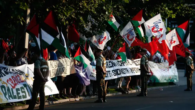 Protes Trump, Warga Palestina di Chile Geruduk Kedubes AS