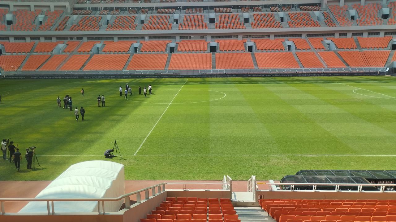 Penampakan Rumput Lapangan Jakarta International Stadium (JIS), Jakarta Utara.