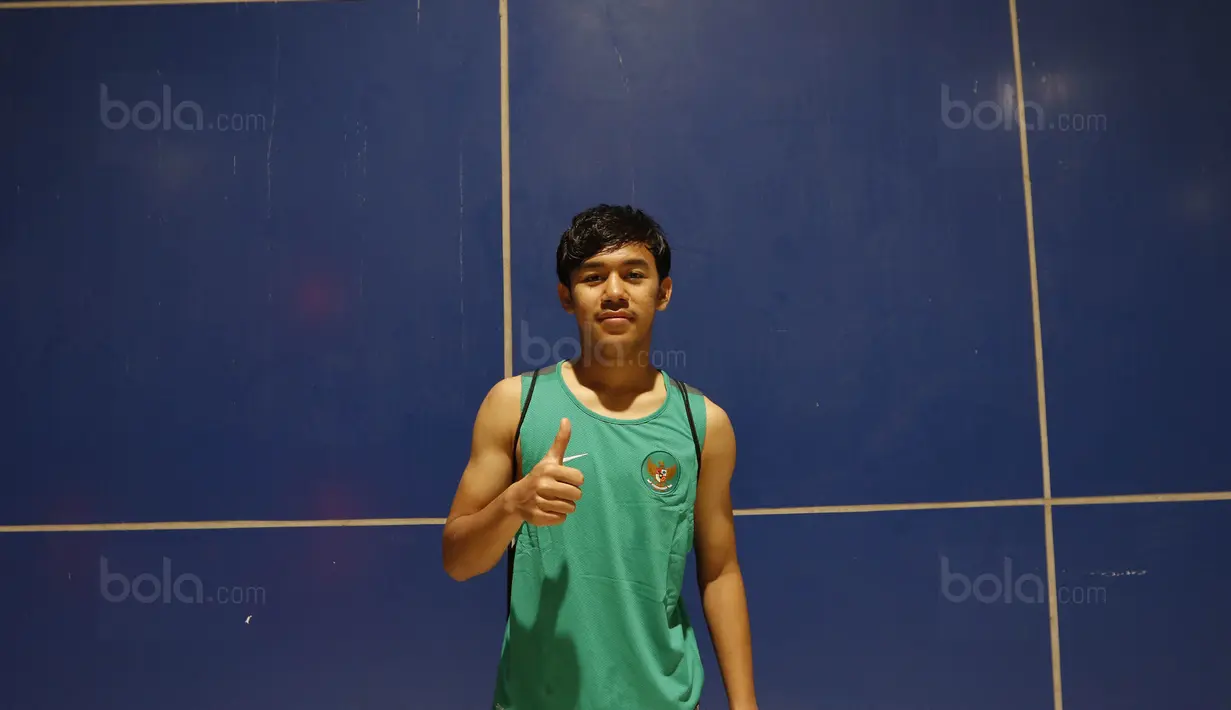 Bintang Timnas U-19, Muhammad Luthfi, berpose usai mengikuti sesi latihan bersama Timnas U-23 di Stadion Wibawa Mukti, Cikarang, Selasa (14/11/2017). Timnas Indonesia U-23 akan bertanding melawan Suriah U-23.  (Bola.com/M Iqbal Ichsan)