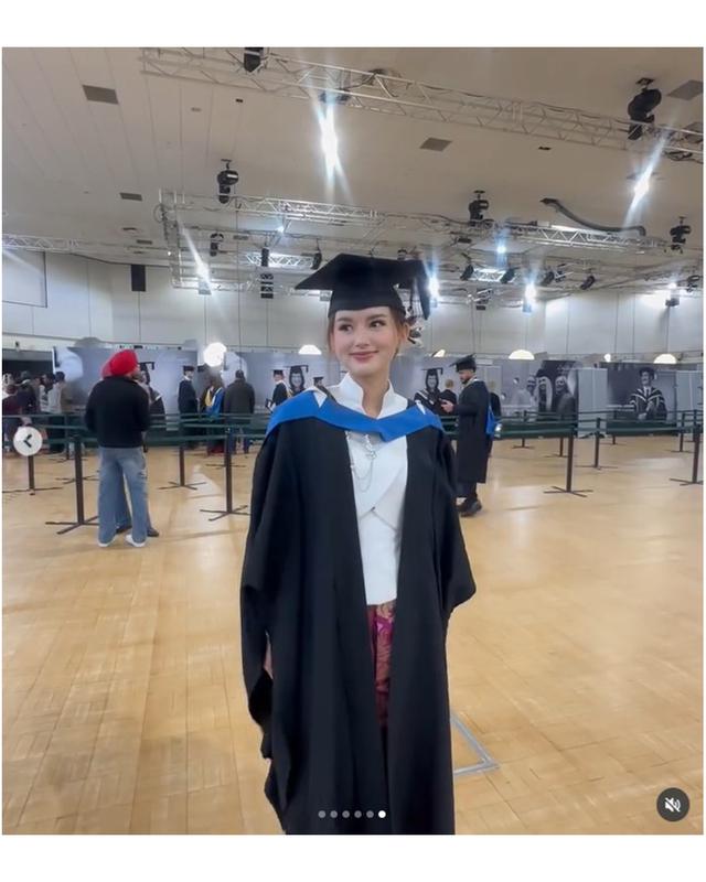 6 Momen Sarah Menzel saat wisuda, anggun pakai kebaya putih