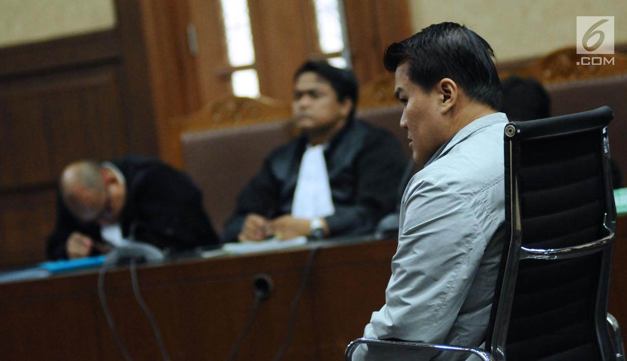Terdakwa kasus dugaan korupsi e-KTP, Andi Agustinus alias Andi Narogong saat mengikuti sidang tuntutan di Pengadilan Tipikor, Jakarta, Kamis (7/12). Andi Narogong dituntut hukuman delapan tahun, denda satu milyar rupiah. (Liputan6.com/Helmi Fithriansyah)