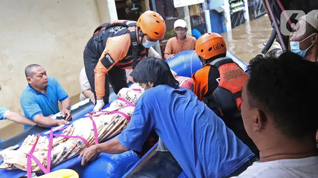 Seorang Lansia Meninggal di Lokasi Banjir Cipinang Melayu