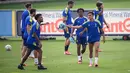 Pemain Juventus Paulo Dybala (kanan) menghadiri sesi latihan bersama rekan satu timnya di The Juventus Training Center, Turin, Italia, 13 September 2021. Juventus akan menghadapi Malmo pada pertandingan Grup H Liga Champions. (MARCO BERTORELLO/AFP)