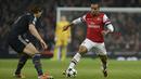 Pemain Arsenal, Theo Walcott mencoba melewati pemain Bayern Munchen pada laga Liga Champions di Stadion Emirates, Inggris, Selasa (19/2/2013). Kecepatan Walcott di game FIFA 16 melebihi Messi dan Ronaldo. (AFP Photo/Christof Stache)