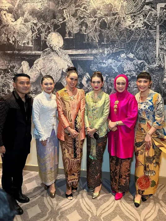 Cantiknya Selvi Ananda pakai kebaya hijau dengan border floral yang manis dan tak berlebihan. Ia padukan penampilan elegannya ini dengan kain batik cokelat gelap. [Foto: Instagram/selvirakabuming]