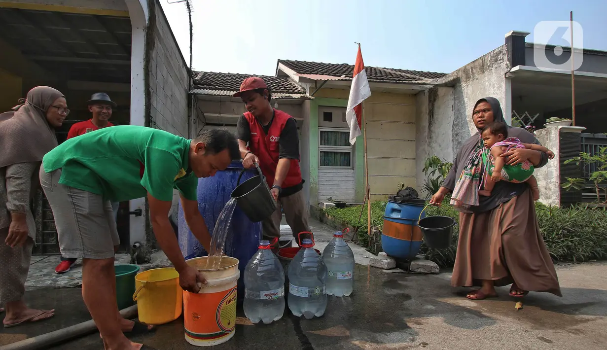 Fenomena El Nino berdampak pada krisis air bersih untuk kebutuhan sehari-hari di Perum Teras Citra Cukanggalih, Kabupaten Tangerang, Banten. (Liputan6.com/Angga Yuniar)