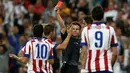 Atletico Madrid bermain dengan 10 orang menyusul kartu kuning kedua yang diterima Arda Turan pada menit ke-76. (AP Photo/Andres Kudacki)