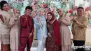 Nathalie Holscher memenuhi undangan hadir di resepsi pernikahan Tiko dan Nadiya yang digelar di kawasan Klender, Jakarta Timur, pada Minggu (28/5/2023). Tidak hanya sekedar hadir, tapi juga memeriahkan acara dengan joged dangdut hingga menyawer. [Foto:Muhammad Akrom Sukarya]