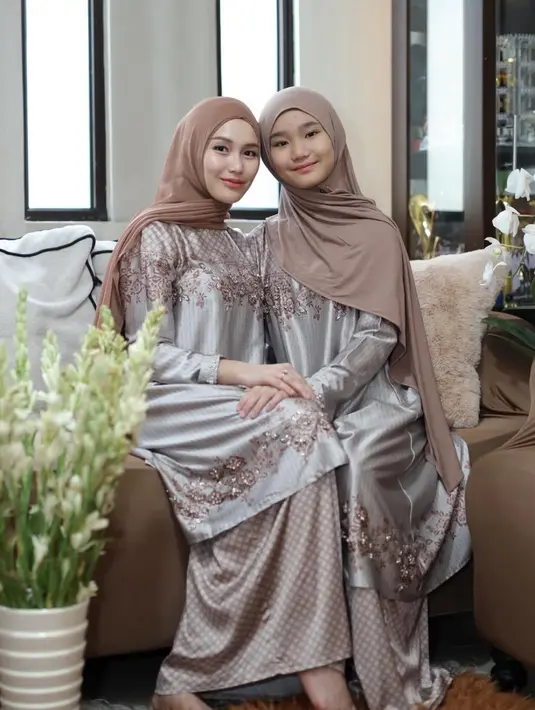 Ayu Ting Ting kompak dengan Bilqis di Lebaran ke-2 mengenakan kerudung coklat dan atasan coklat dihiasi beads dan rok panjang coklat. [@ayutingting92]