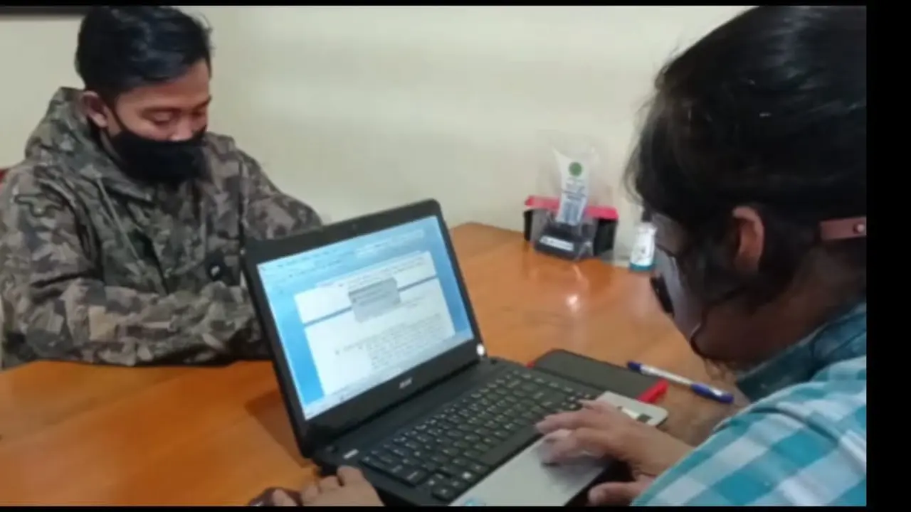 IJ, warga Karangmekar, Rancabakung, Kabupaten Tasikmalaya, Jawa Barat, saat melakukan laporan yang terbongkar saat membuat laporan palsu di Kepolisian.