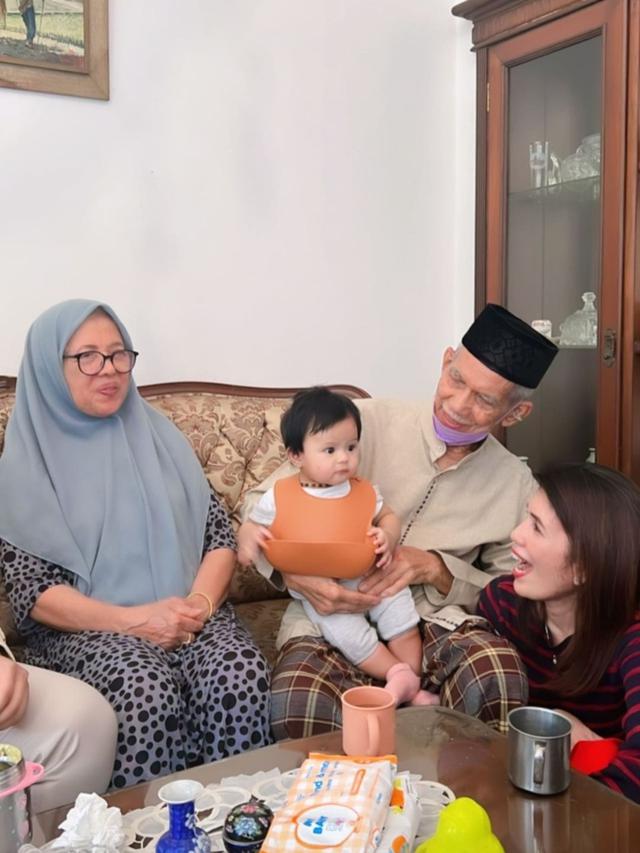 Kakek Nenek Atta Halilintar dapat Mobil Baru