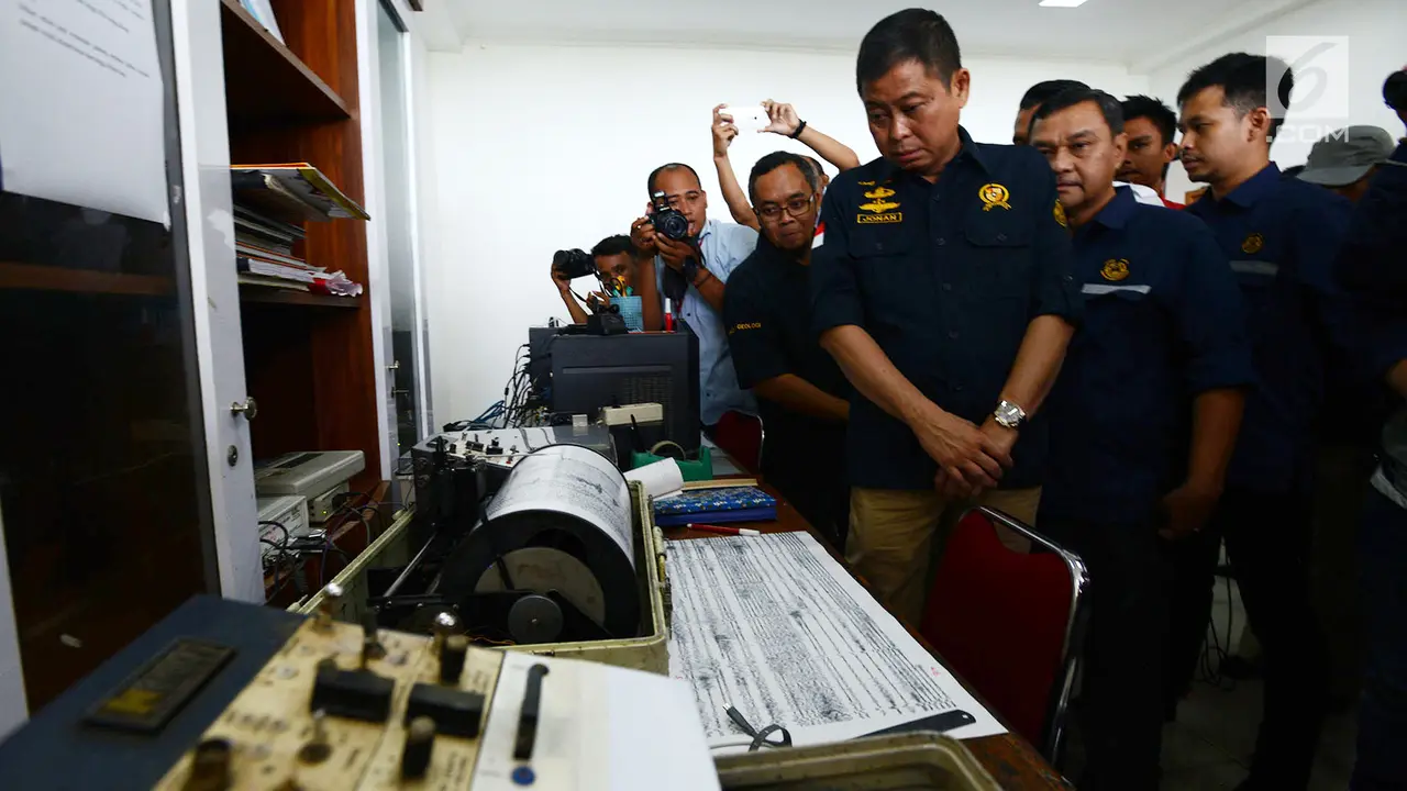 Menteri Jonan Tinjau Pos Pantau Gunung Anak Krakatau
