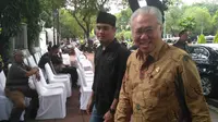 Menteri Perdagangan Enggartiasto Lukita datang ke rumah duka Sukamdani Sahid di Jalan Imam Bonjol No 50, Jakarta Pusat, Kamis (21/12/2017). (Achmad/Liputan6.com)
