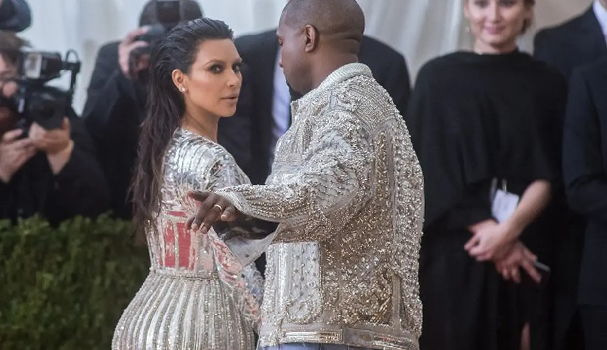Selama ini pasangan Kim dan Kanye terkenal sebagai sepasang suami-istri yang penuh dengan keromantisan. Dalam berbagai acara, Kanye selalu terlihat mendampingi Kim. Begitupun sebaliknya. (AFP/Bintang.com)