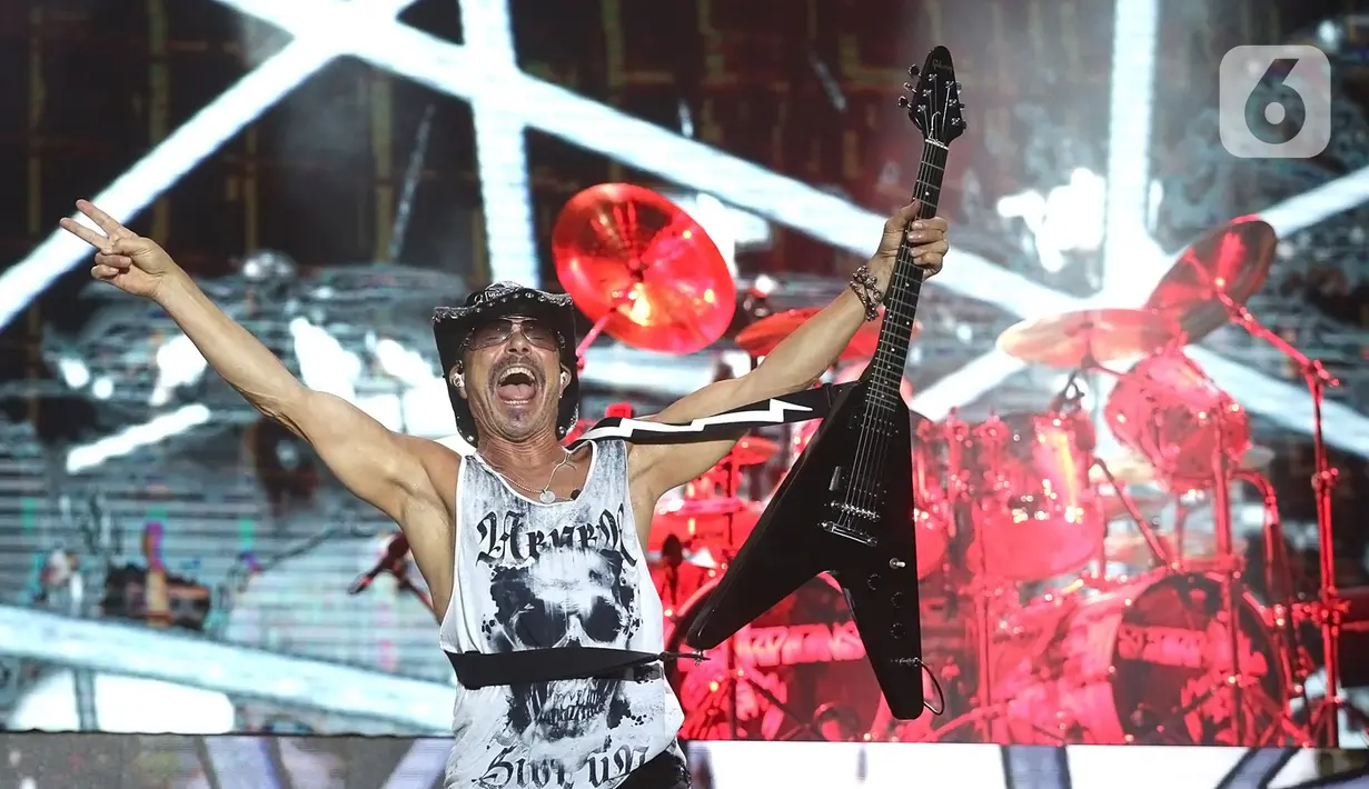 Grup band rock asal Jerman, Scorpions tampil di perhelatan JogjaROCKarta #4 di Stadion Kridosono, Yogyakarta, Minggu (1/3/2020). Scorpions membawakan sejumlah lagu hitsnya seperti Send Me An Angel, Wind of Change hingga Still Loving You. (Fimela.com/Bambang E Ros)