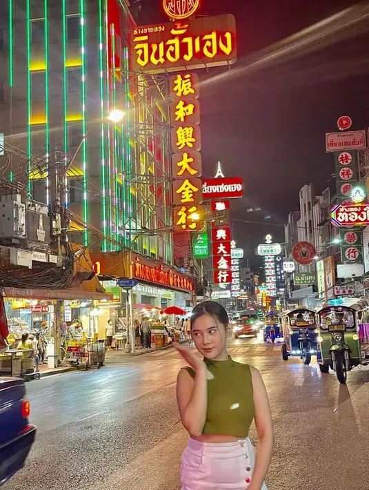 Mengabadikan foto di tengah jalanan kota penuh lampu di Thailand. Ziva masih mengenakan crop top andalan dengan warna hijau. Crop top memang jadi item fashion tepat untuk pemilik tubuh petite agar terlihat tubuh ramping dan menonjolkan ilusi kaki lebih tinggi. [Foto: @zivamagnolya]