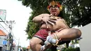  Ogoh-ogoh dipersiapkan sebelum parade merayakan hari Nyepi di Denpasar, Bali, Senin (27/3). Umat Hindu di Bali akan merayakan hari raya Nyepi Tahun Baru Saka 1939 pada tanggal 28 Maret 2017. (AFP Photo / Sonny Tumbelaka) 