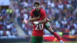Gol pertama timnas Portugal dicetak oleh Joao Felix yang memanfaatkan umpan Bruno Fernandes pada menit ke-18. (MIGUEL RIOPA / AFP)