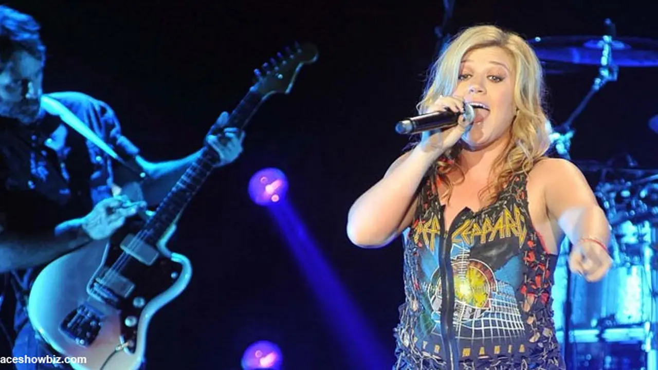 kelly-clarkson-130821b.jpg