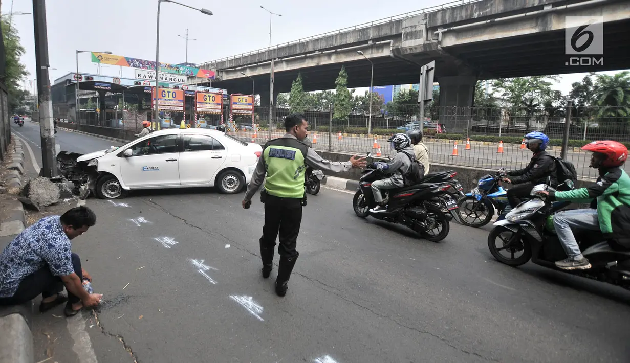 Petugas kepolisian mengurai kemacetan di lokasi kecelakaan taksi menabrak tiang di Jalan Ahmad Yani, Jakarta, Rabu (1/8). (Merdeka.com/Iqbal Nugroho)