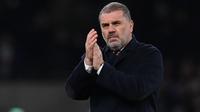 Pelatih Tottenham Hotspur, Ange Postecoglou memberi applaus kepada para fans setelah sukses mengalahkan Burnley 1-0 pada laga putaran ketiga Piala FA 2023/2024 di Tottenham Hotspur Stadium, London, Sabtu (6/1/2024) dini hari WIB. (AP Photo/Ian Walton)