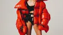 Gaya nyentrik ala seleb Hollywood dari Agnez Mo. Ia mengenakan puffer jacket merah super besar, dipadu dengan high boots yang juga berwarna merah. Agnez Mo memadukannya dengan innerwear hitam dan short pants denim. Foto: Instagram.