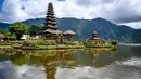 Salah satu tempat ibadah umat Hindu ini dikenal dengan pemandangan pura kecilnya yang tampak mengambang di atas Danau Beratan, terutama saat air danau pasang. Tampak dalam foto, pemandangan Pura Ulun Danu Beratan, sebuah pura Hindu di Danau Beratan dekat Bedugul, Bali, pada Jumat 7 November 2025. (Mladen ANTONOV/AFP)