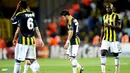 Kekecewaan para pemain Fenerbahce usai dikalahkan Arsenal pada pertandinagn Play-off Liga Champions di Stadion Sukru Saracoglu di Istanbul pada 21 Agustus 2013. (AFP/Bulent Kilic)