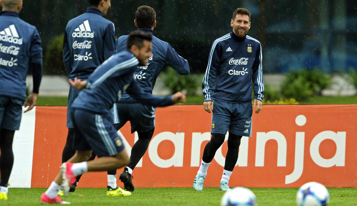 Lionel Messi (kanan) menikmati sesi latihan bersama timnya jelang melawan Venezuela pada kualifikasi Piala Dunia 2018 di Buenos Aires, Argentina, (3/9/2017). (AFP/Alejandro Pagni)