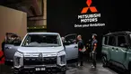 Awak media berkumpul di depan Mitsubishi Motors Delica D:5 pada sesi jumpa pers di Japan Mobility Show di Tokyo pada Rabu 29 Oktober 2025. Japan Mobility Show (JMS) 2025 resmi dibuka. Dengan semangat baru, Japan Mobility Show (JMS) 2025 membawa pesan bahwa industri otomotif Negeri Sakura itu siap berevolusi menuju masa depan mobilitas yang lebih luas, cerdas, dan berkelanjutan. (Philip FONG/AFP)