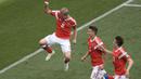 Gelandang Rusia, Yuri Gazinskiy, merayakan gol ke gawang Arab Saudi pada laga Grup A Piala Dunia di Stadion Luzhniki, Moskow, Kamis (15/6/2018). Dirinya merupakan pencetak gol perdana pada Piala Dunia 2018. (AFP/Juan Mabromata)