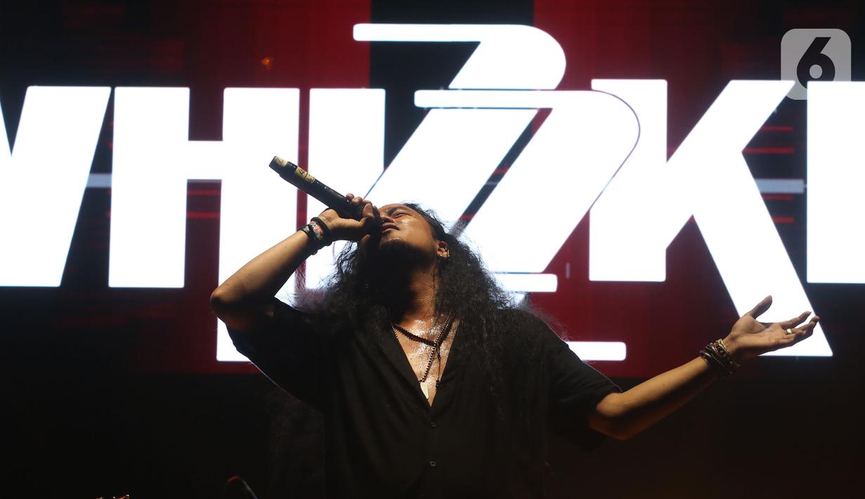 Selain Whizzkid featuring Ready, Rock Legends Festival juga menampilkan band-band rock legendaris era 80-an hingga 90-an. (Liputan6.com/Helmi Fithriansyah)