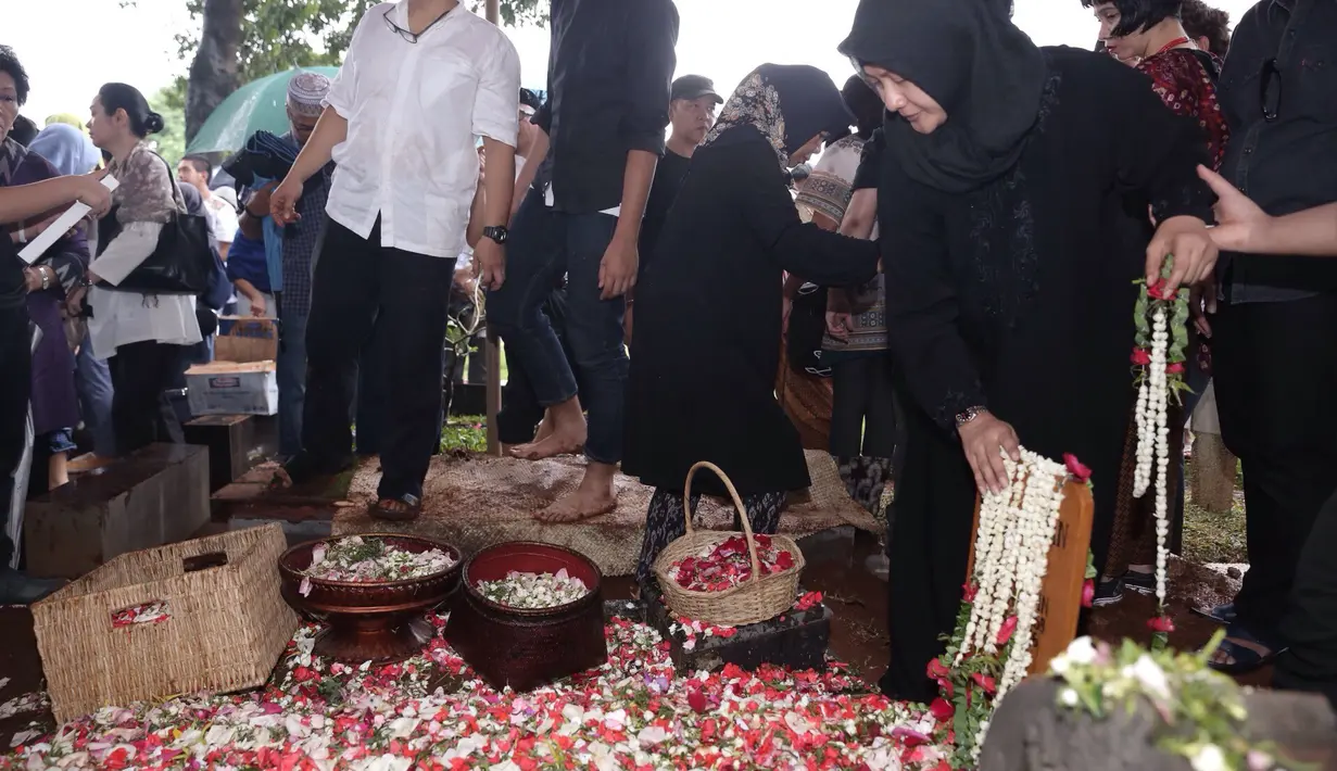Suasana duka warnai pemakaman lelaki yang berprofesi sebagai pengusaha dibidang jasa perawatan pesawat itu. Terlihat sang istri, Iga Mawarni tegar melepas kepergian suaminya untuk selamanya. (Galih W. Satria/Bintang.com)