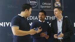 Bambang Pamungkas berbincang dengan Tomasz Schwarz dan Michael Suwito saat acara peluncuran produk Nivea Men di Jakarta, Selasa, (5/9/2017). Nivea mengeluarkan produk baru berupa sabun muka cair untuk pria. (Bola.com/M Iqbal Ichsan)
