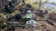 Para penembak jitu Angkatan Pertahanan Australia (Australian Defense Force/ADF) dan Tentara Nasional Indonesia (TNI) Angkatan Darat (AD) ambil bagian dalam latihan bersama dalam Latihan Tembak Senjata Live Fire Exercise (Calfex) yang diberi nama Keris Woomera di Pusat Latihan Tempur Marinir di Situbondo, Sabtu 16 November 2024. (JUNI KRISWANTO/AFP)