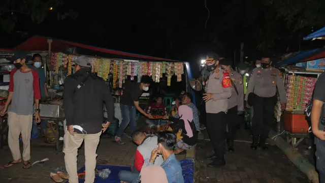 Aparat gabungan membubarkan keramaian di Alun-Alun Kota Bekasi