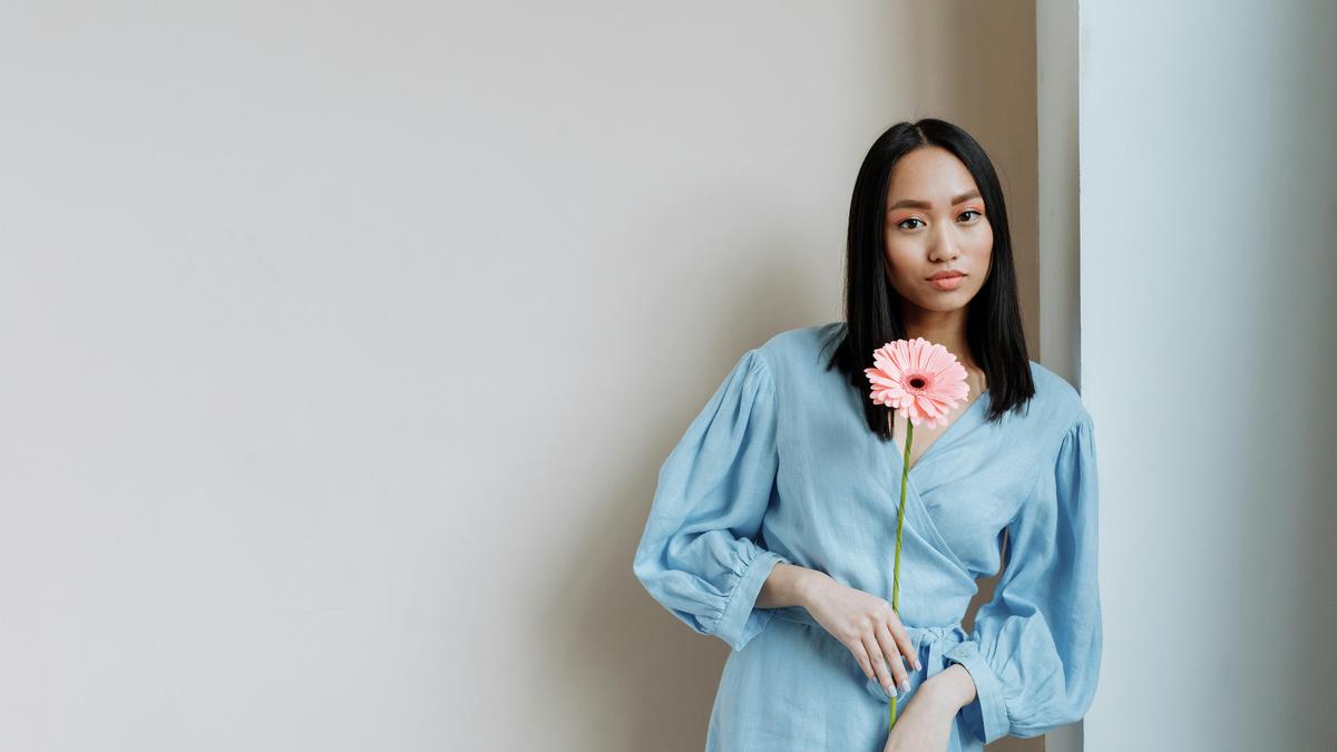 7 Inspirasi Outfit Biru Sesuai Mood, Paduan Gaya Keren untuk Acara Formal hingga Kasual