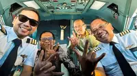 Cawapres Mahfud Md mengunggah momen foto bareng pilot di sebuah kokpit pesawat dengan menggunakan simbol salam tiga jari dan metal. (Foto: Instagram @mahfudmd)