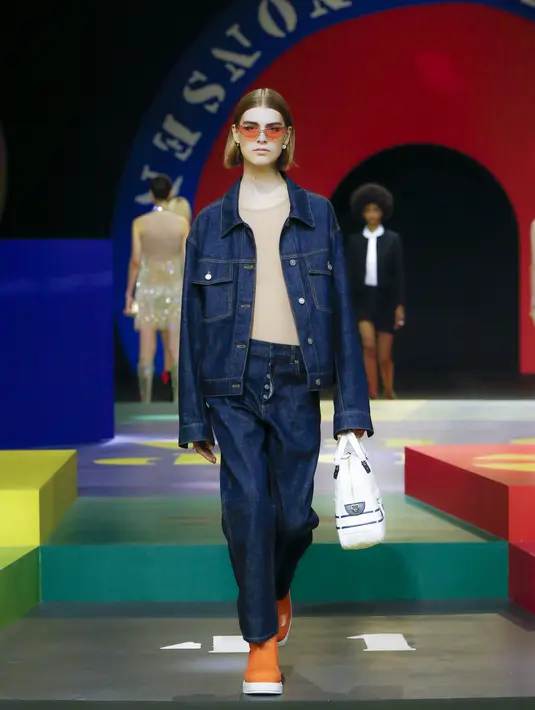 Maria Grazia Chiuri pergi kembali ke awal era 1960an ini, melakukan perubahan dan merepresentasikan koleksi tersebut menjadi sesuatu yang baru, untuk dunia yang belum juga pulih dari pandemi. Foto: Document/Dior.