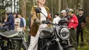 Sebelum menarik gas motornya, Poppy Sovia masih terlihat manis tanpa helm. Ia mengendarai motor cukup besar dengan celana kulot putih. (Foto: Instagram/@popsovia)