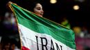 Suporter memegang bendera Iran sebelum pertandingan sepak bola Grup B Piala Dunia 2022 antara Wales dan Iran di Ahmad Bin Ali Stadium, Al Rayyan, Qatar, Jumat (25/11/2022). (AP Photo/Francisco Seco)