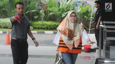Hakim Pengadilan Negeri Tangerang Wahyu Widya Nurfitri berjalan menuju ruang pemeriksaan di gedung KPK, Jakarta, Selasa (24/4). Wahyu Widya diperiksa terkait kasus suap penangan putusan perkara perdata sengketa Tanah. (Merdeka.com/Dwi Narwoko)