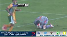 Aksi seruduk Glenn Verbauwhede kiper Maritzburg United saat melawan Golden Arrows pada kompetisi lokal di Afrika Selatan memancing gelak tawa para penonton yang menyaksikannya. 