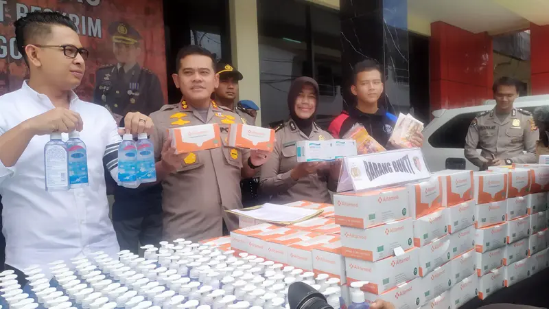 Polisi menangkap penimbus hand sanitizer dan masker palsu di Bogor