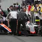 Mobil Rio Haryanto dan Romain Grosjean bertabrakan jelang latihan bebas ketiga Formula 1 GP Australia (Reuters)